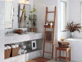 Meubles en bois dans une salle de bains blanche de style scandinave