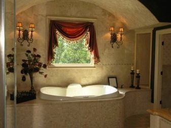 Tende rosse pesanti e scure in un interno di bagno barocco beige