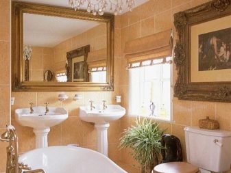 Bagno barocco con dipinti e grandi specchi