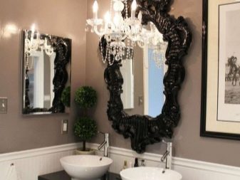 Lavandini e specchio nel bagno barocco