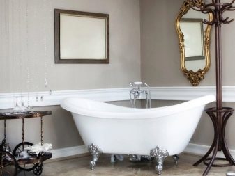 Vasca da bagno con piede bianco in un bagno barocco