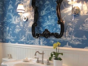 Pareti blu vibrante in un bagno barocco