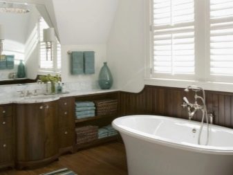 Bagno barocco - pareti bianche e mobili in legno