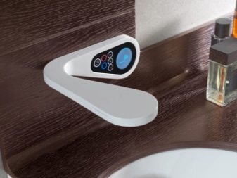 Moderne højteknologisk badeværelsesarmatur