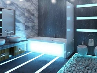 Hvidt badekar med high tech badeværelsesspejl