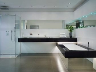 Rektangulært spejlbadekar i et højteknologisk badeværelse