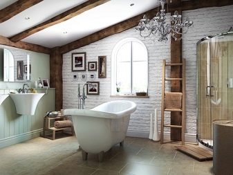 Bagno in stile loft con quadri, mensole e altri accessori