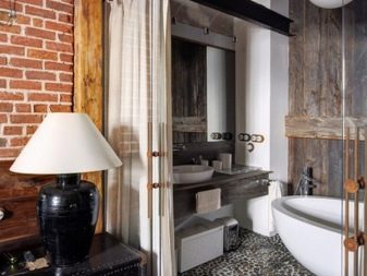 Lampada da tavolo nel bagno in stile loft