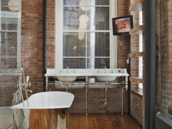 Bagno in stile loft - vasca in acciaio, grandi finestre, muri di mattoni