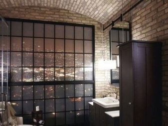 Bagno in stile loft - finestre panoramiche, muri di mattoni