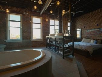 Bagno e camera da letto del loft - nessuna finitura delle pareti, infissi a vista