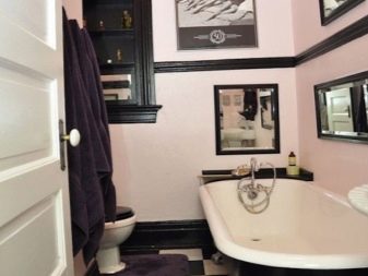 Formas da banheira no interior de uma casa de banho retro