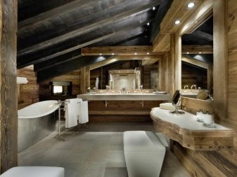 Naturstensplattor som golv, träväggar i ett badrum i en chalet.