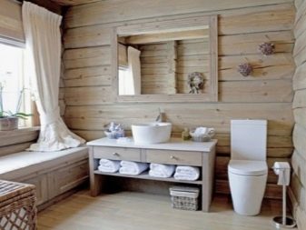 Trämöbler i stugans badrum.