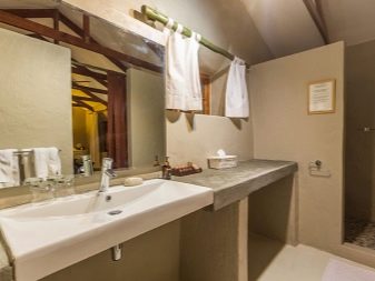 Enkla geometriska stenbänkar i ett badrum i chaletstil