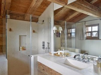 Badrum i chaletstil - trä, glas