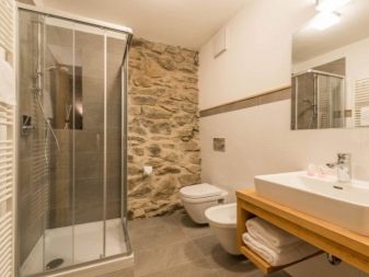 Vita väggar och stenväggar i ett badrum i en chalet