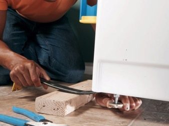 De voeten van de wasmachine afstellen voor een goede werking