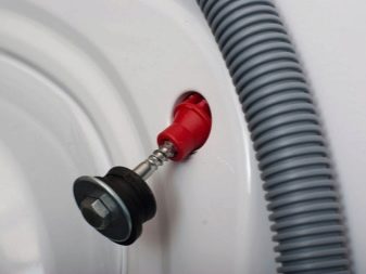 Verwijder de transportschroeven van de wasmachine om hem goed te laten werken