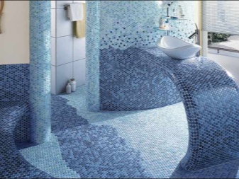 Kylpyhuoneen lattia päällystetty mosaiikilla