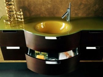 Sieninė tamsios spalvos MDF spintelė su žalios spalvos kriaukle vonios kambaryje