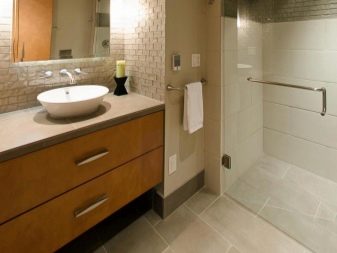 Sieninė pakabinama vonios kambario spintelė su viena viršutine kriaukle