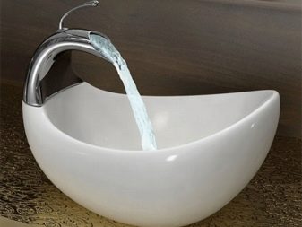 Wandinbouwwastafel met ongewone vorm en 50cm breed werkblad