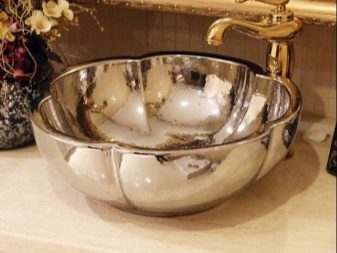 Een 60cm brede metalen bloemvormige oplegwastafel voor de badkamer