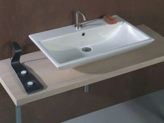 Een 60cm brede rechthoekige inbouwwastafel in een badkamer 