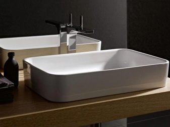 Een 70cm brede keramische wastafel voor de badkamer