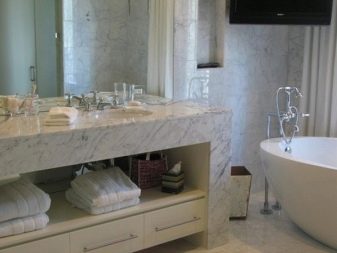 Marmorskåp med lådor i trä och inbyggt handfat 