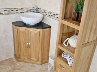 Hörngolvskåp med tvättställ i badrummet