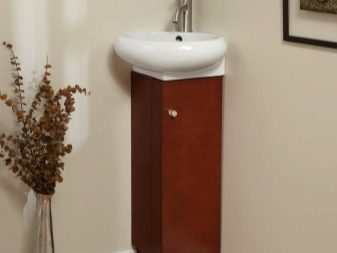 Minihörn med tvättställ i trä i badrummet 