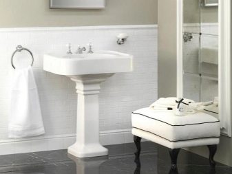 Hvid tulipanvask på kontrastfarvet sort badeværelsesgulv