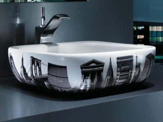 Væghængt håndvask med mønster til badeværelset