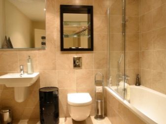 Kylpyhuoneen sisustus yhdistettynä wc:hen - kylpyamme lasiseinällä, seinään ripustettu allas ja wc