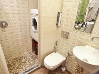 Pesukone on upotettu hyvin pienen kylpyhuoneen sisätilojen kapeikkoon, jossa on wc.