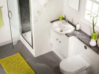 Pienessä kylpyhuoneessa yhdelle seinälle sijoitetut vesikalusteet yhdessä wc:n kanssa