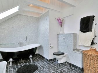  Valkoinen - harmaa - musta kylpyhuoneen sisustus yhdistettynä wc:hen. 