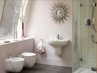 Lisävarusteet kylpyhuoneen sisustuksessa yhdistettynä wc:hen.