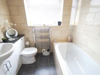 Pieni vesi pyyhekuivain yhdistettyyn wc-kylpyhuoneen sisustukseen