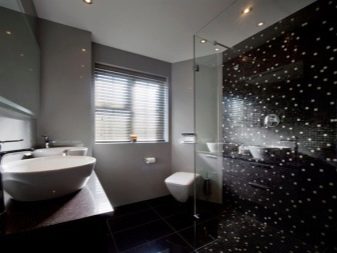 Mustavalkoinen yhdistetty kylpyhuone, jossa on suihkuyksikkö