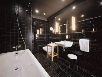 Musta kylpyhuone, jossa on valkoiset varusteet.