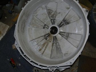 Si el tambor de la lavadora está suelto, debe comprobar el rodamiento de la cuba