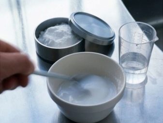 Paste aus Soda und Wasser zur Reinigung der Waschmaschinentrommel