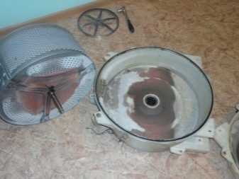 Schmutz und Kalk an der Außenseite der Trommel und des Tanks der Waschmaschine