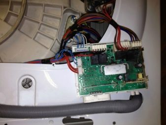 Το νερό δεν βγαίνει από το πλυντήριο ρούχων λόγω ελαττωματικής μονάδας ελέγχου