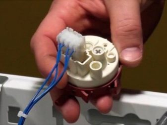 Το νερό δεν φεύγει από το πλυντήριο ρούχων λόγω ελαττωματικού αισθητήρα στάθμης νερού