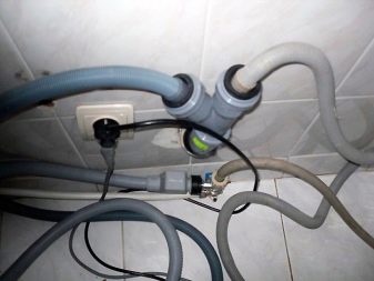 Το νερό δεν βγαίνει από το πλυντήριο ρούχων λόγω ελαττωματικής σύνδεσης αποχέτευσης