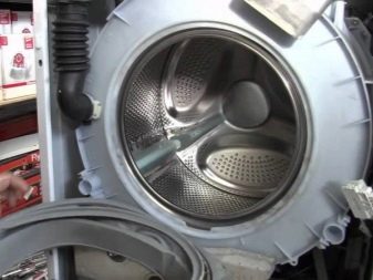 Rimozione della vasca e del tamburo di una lavatrice a carica frontale